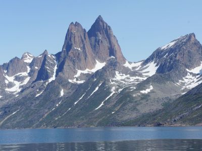 Spitzige Berge im Prins Christian Sund, der vielleicht schönsten Seepassage der Welt an der Südspitz