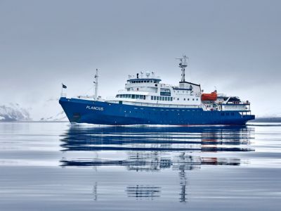 Aussenansicht (© Mike Louagie / Oceanwide Expeditions)