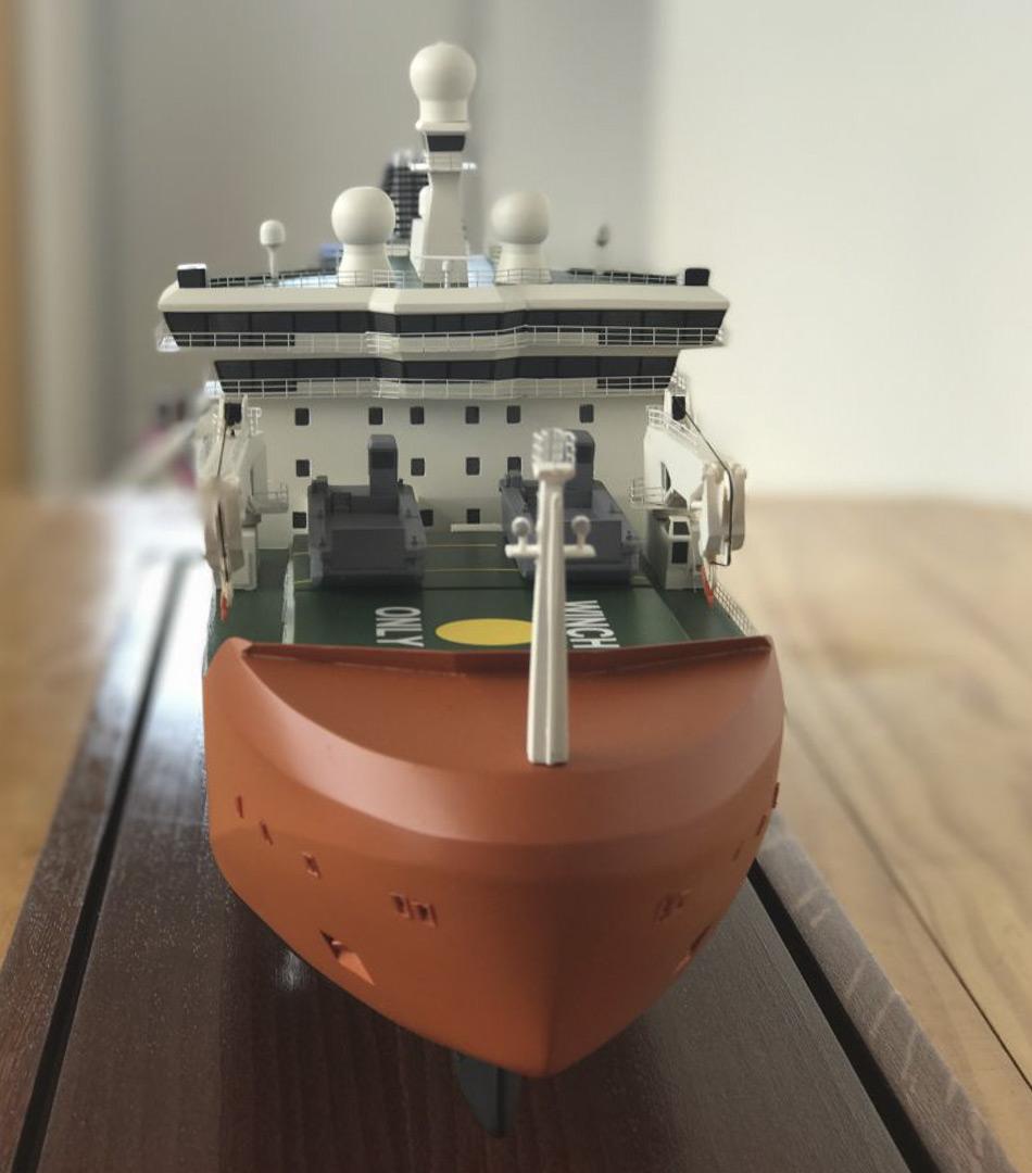Eine Frontansicht des neuen antarktischen Eisbrecher-Modells. Nach seiner Fertigstellung wird der neue Eisbrecher eine Plattform bieten, um multidisziplinäre Wissenschaft im Meereis und offenem Wasser durchzuführen und Platz für 116 Expeditionsteilnehmer bieten. (Foto: Eliza Grey)
