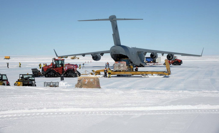 Die grössten Flugzeuge, die in die Antarktis fliegen, sind die C-17-Transporter der US-Amerikaner