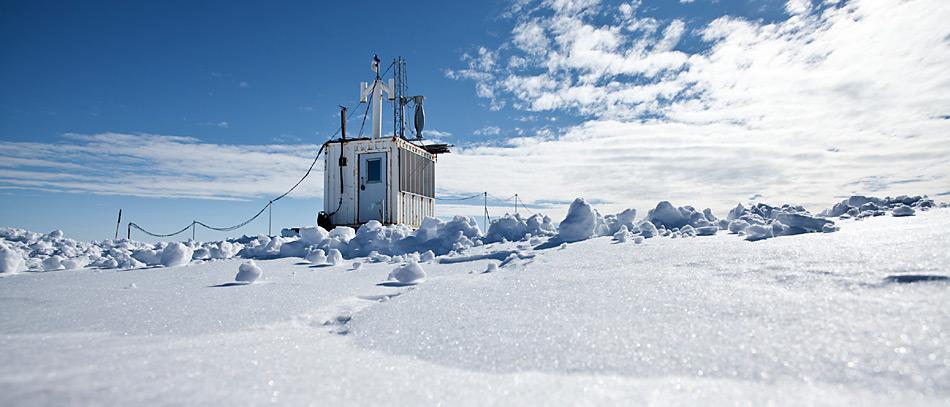 Das «Perennial Acoustic Observatory in the Antarctic Ocean» (PALAOA) zeichnet kontinuierlich die Unterwassergeräuschkulisse nahe der Schelfeiskante auf. Die Daten werden über einen WLAN Link zur 13 km entfernten Neumayer Station übertragen, dort zwischengespeichert und als hoch komprimierter Livestream via Satellit nach Bremerhaven übertragen. Foto: Thomas Steuer, AWI