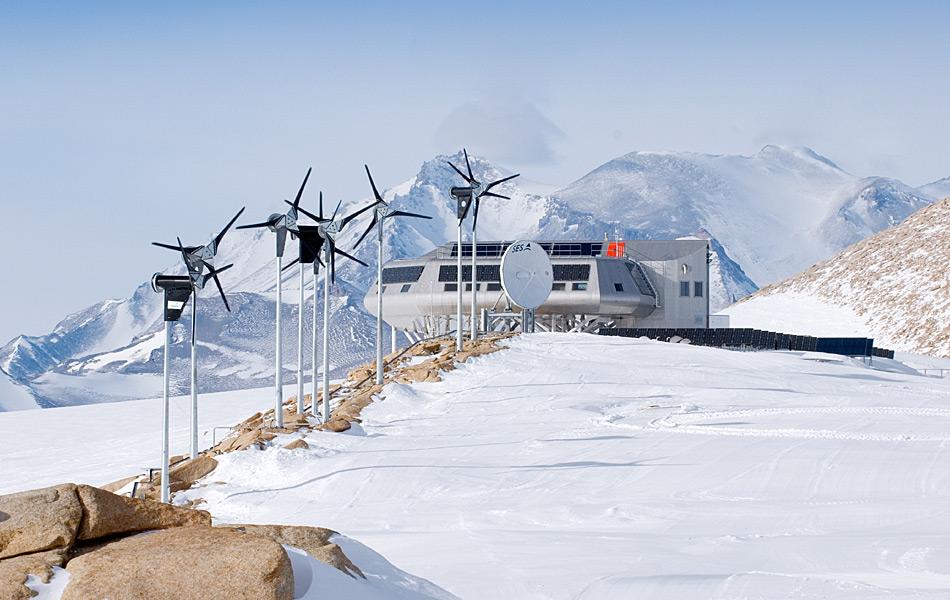 Die belgische Antarktis-Station ist eine der modernsten Stationen und ist eine sogenannte Â«Null-EmissionÂ»-Station mit Windturbinen, Solarpanelen und SatellitenschÃ¼ssel. Foto: International Polar Foundation, RenÃ© Robert