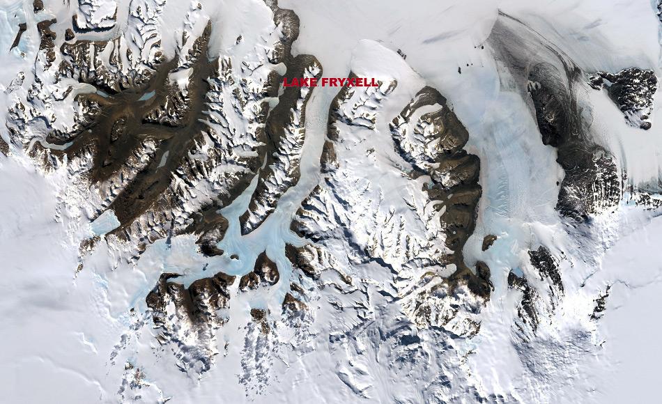 Eines der wenigen Gebiete der Antarktis, das nicht unter tausende von Metern von Eis begraben ist, sind  die McMurdo TrockentÃ¤ler, die auf diesem Satellitenbild zu sehen sind. WÃ¤hrend weniger Wochen im Sommer sind die Temperaturen warm genug um Gletschereis zu schmelzen, das sich in FlÃ¼ssen sammelt und SÃ¼Ãwasserseen speist, die sich im niederen Bereich der TrockentÃ¤ler befinden. Unter einer Eisschicht bleiben diese Seen ganzjÃ¤hrig flÃ¼ssig und beherbergen Bakterien-Kolonien und Phytoplankton. Dieses Bild wurde vom Landsat 7 Satelliten am 18. Dezember 1999 aufgenommen. (Bild: Robert Simmon /NASA GSFC Oceans and Ice Branch / Landsat 7 Science Team)