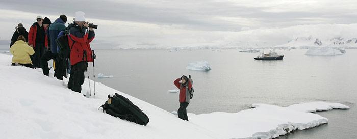 Im Winter 2011/12 zählte die IAATO 26'519 Touristen in der Antarktis, was ein Rückgang um 22% gegenüber dem Vorjahr bedeutete.