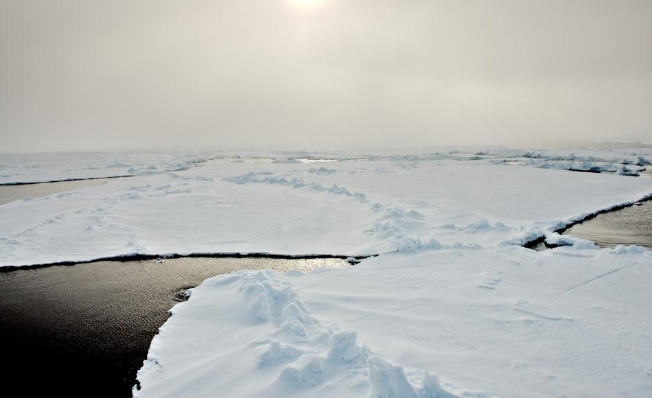 Auf den Reisen zum Nordpol an Bord eines russischen Eisbrechers wird das Ausdünnen des Meereises ersichtlich und Landungen auf dem geographischen Nordpol sind selten geworden. Bild: Michael Wenger