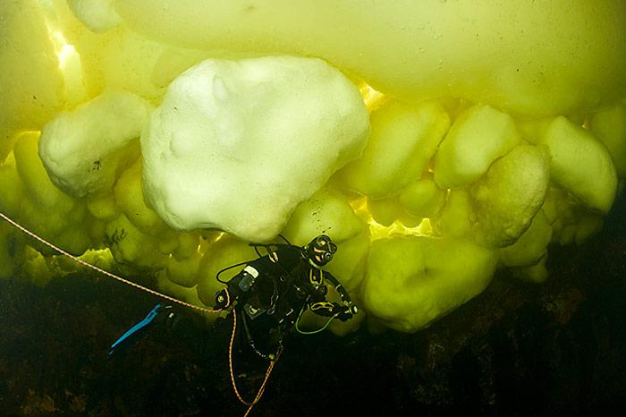 010_Taucher-unter-Eis