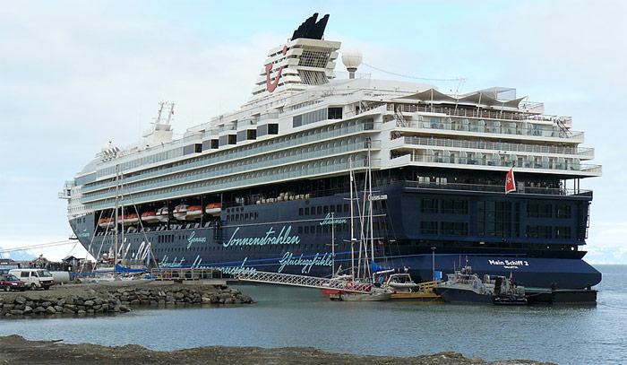 Ein Kreuzfahrtschiff dieser Grösse ist mit einem Lotsen auf der Brücke in Spitzbergen  sicher nicht schlecht beraten. «Mein Schiff 2» der Reederei TUI Cruises hat eine Kapazität von 1.912 Passagiere und 780 Besatzung und ist 262 Meter lang.
