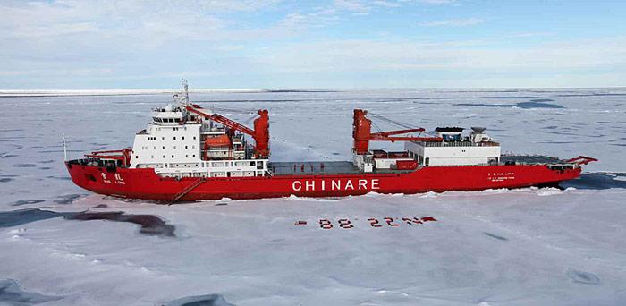Flagge zeigen am Nordpol – am 20. Juli 2010 erreichte der chinesische Eisbrecher Xue Long 88,22 Grad nördlicher Breite und 177,20 Grad westlicher Länge, den Rest bewältigten die Wissenschaftler per Hubschrauber.