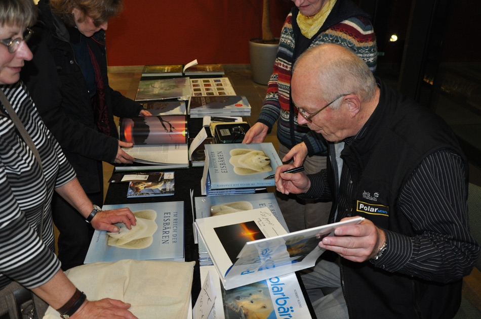 Norbert signiert seine Buecher